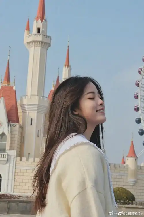 欧阳娜娜侧颜照