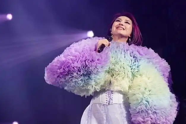 杨千嬅虽然有些老态但身穿一字v领裙纤腰长腿身材还是很好