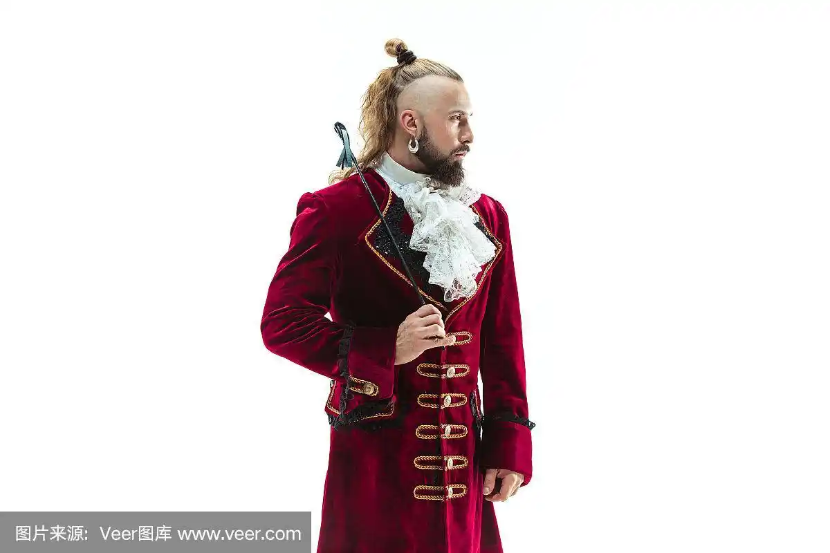 穿着中世纪传统侯爵服装的年轻人