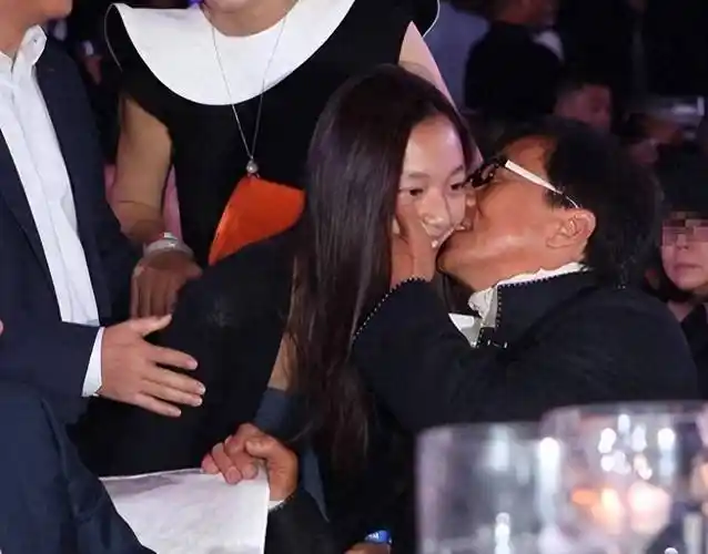 近些年来,成龙先后与当红小花李冰冰,影后范冰冰亲密接触,手把手妹