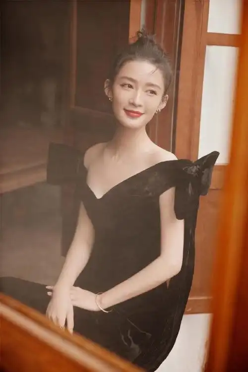 李沁黑色礼服裙写真 优雅十足|最新美照|中国传统音乐_网易订阅