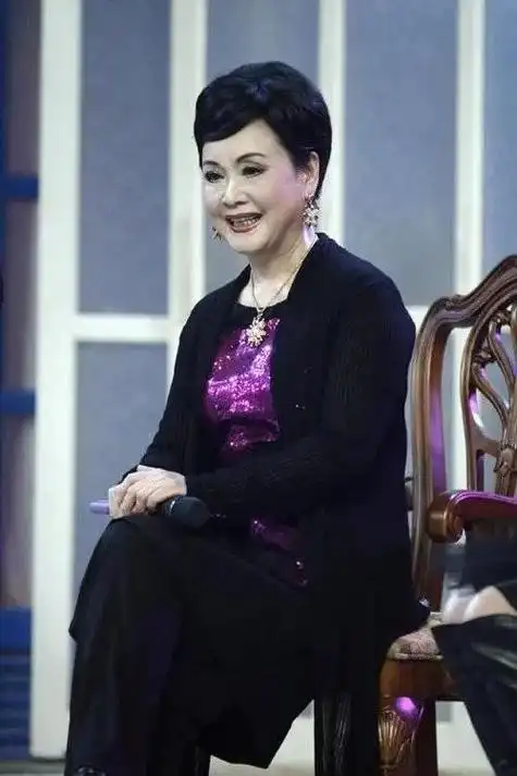 李谷一的真实年龄是假的吧!78岁的她和同龄人合影,看着像50岁