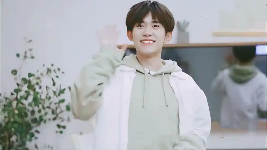 易烊千玺总是很严肃大家有没有他微笑的照片