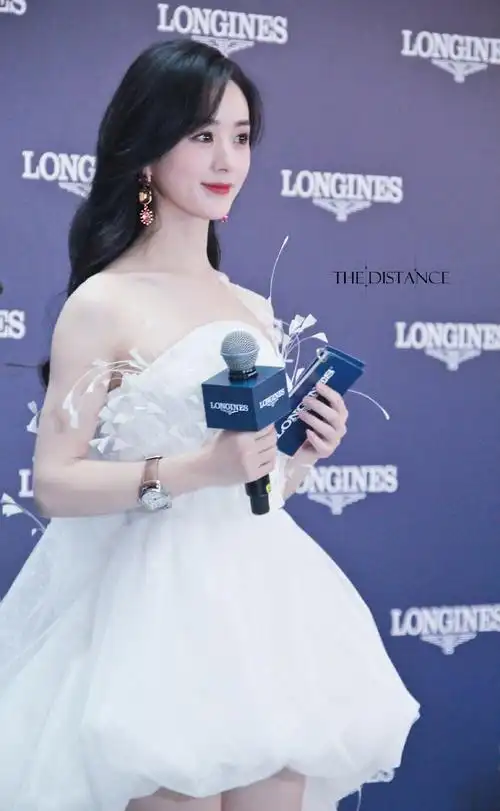 优雅大使赵丽颖##赵丽颖白色羽毛抹胸裙