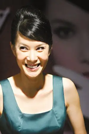 43岁香港女星江希文与政协委员老公胡汉清互曝家暴受伤照组图