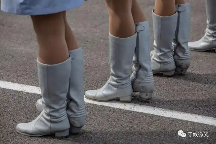 月    日,阅兵集训点,训练中的女民兵队员