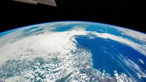 真实太空中俯瞰地球太美了