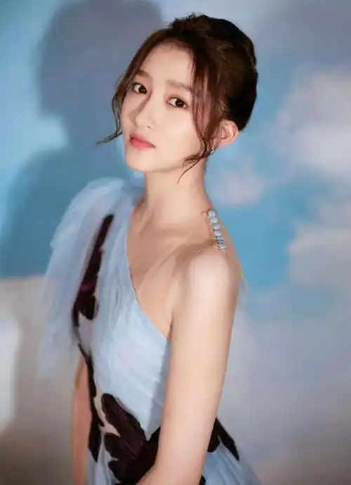 看似很普通的动作, 却暴露出关晓彤的另一面,张艺谋的姿势亮了