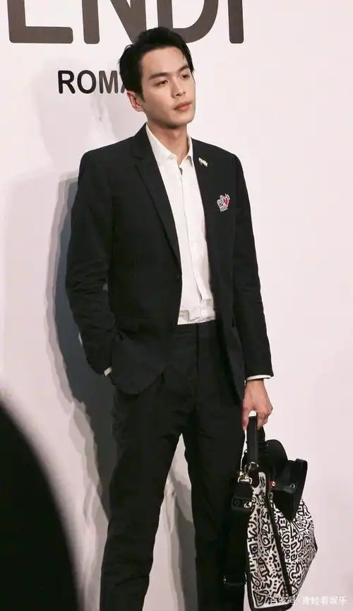 张若昀活动造型,身穿白衬衫黑西装,精神又帅气