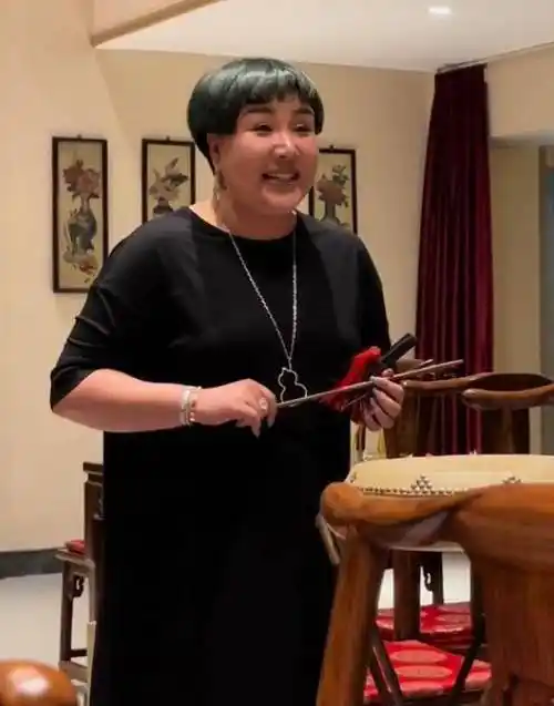 戴18万项链表演,一身华贵却无人质疑_王惠_传统_京韵大鼓