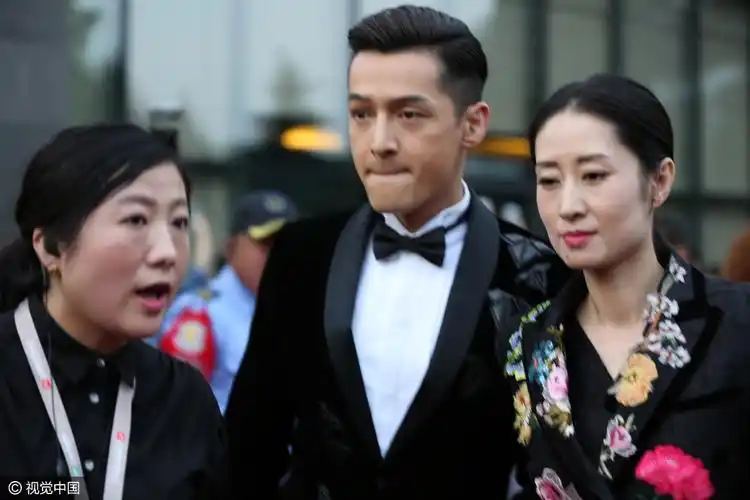 明镜明台再合体 胡歌与刘敏涛离开某酒店遭粉丝围堵