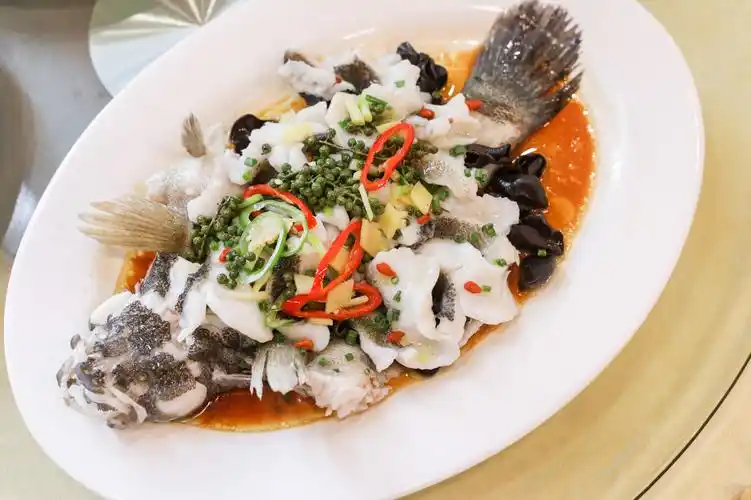 特色花椒蒸笋壳鱼 笋壳鱼鲜甜嫩滑,大厨起出鱼片,完全无骨的鱼片食用