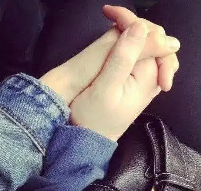 情侣头像配对牵手的照片(情侣头像动漫牵手图片)-星座时间-sport户外