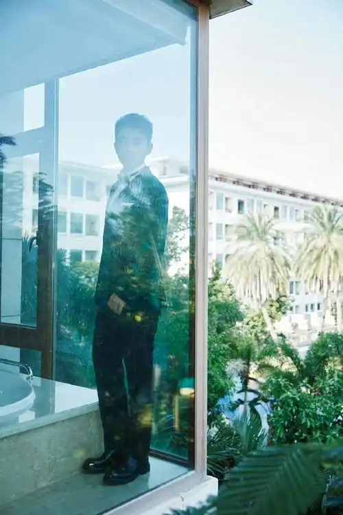 被网友戏称"造了什么孽,要走在一群170还要穿高跟鞋的女人中间",郑恺