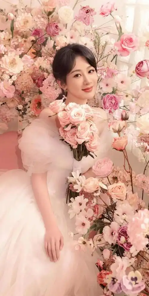 今天要和大家分享一组90后小花杨紫的婚纱壁纸.