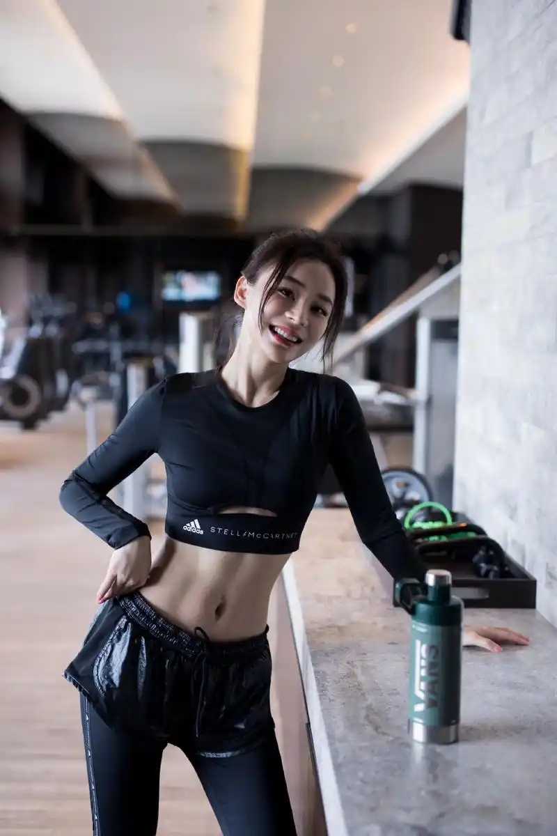 张天爱这是要上热搜?穿露脐装出镜,这马甲线一点不输袁姗姗