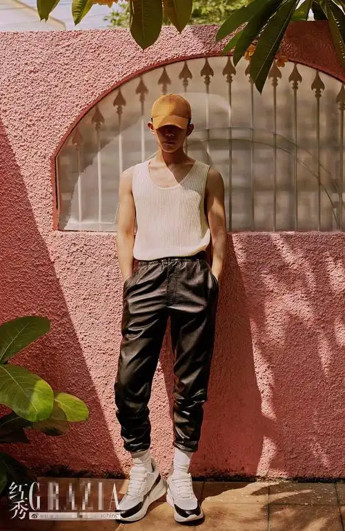 近日,易烊千玺再登《红秀grazia》封面,浸润着雅加达的异域风光,热带