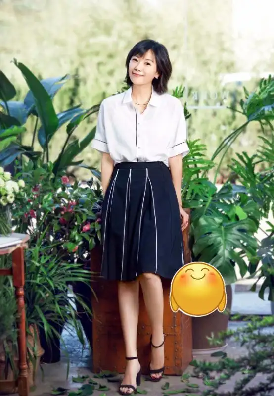 原创求徐静蕾还是放弃这条"学妹裙"吧,不仅没减龄,还显得腿有点短