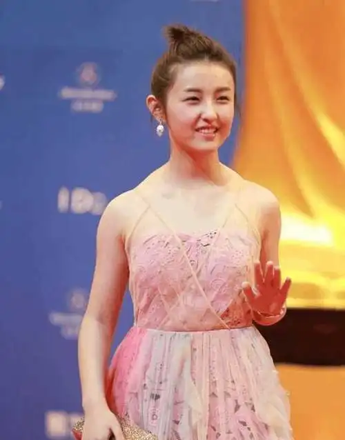 现在她的肩膀线条变得很好看,看得出下了不少功夫啊.  #张子枫