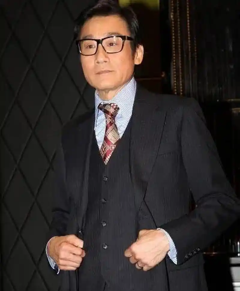 一次,梁家辉心情低落地对导演说:"我不懂手机支付.