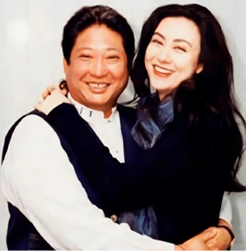 消瘦坐轮椅满头白发,二婚娇妻身材太抢镜_洪天明_武打_儿子