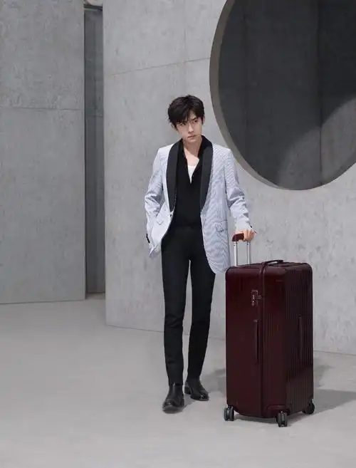 易烊千玺 rimowa日默瓦中国区品牌代言人
