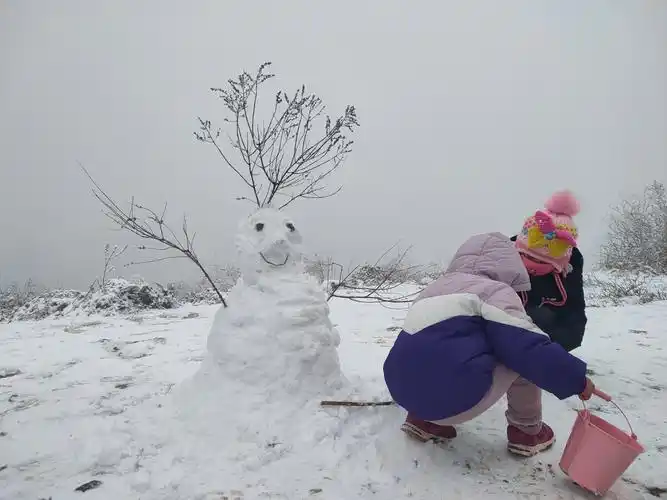 小孩堆雪人