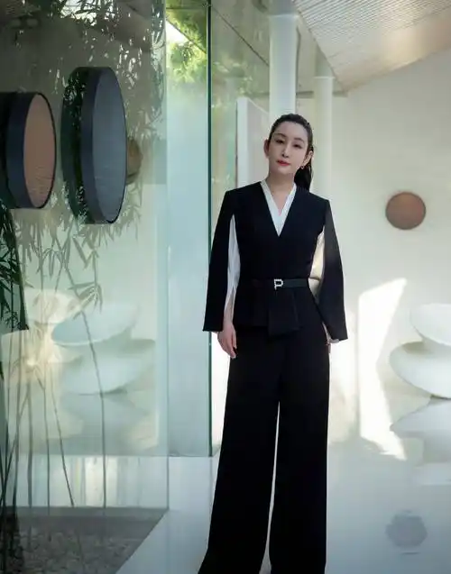 秦海璐太美了,一身黑色西装礼服太霸气,高马尾造型真有女王范儿_设计