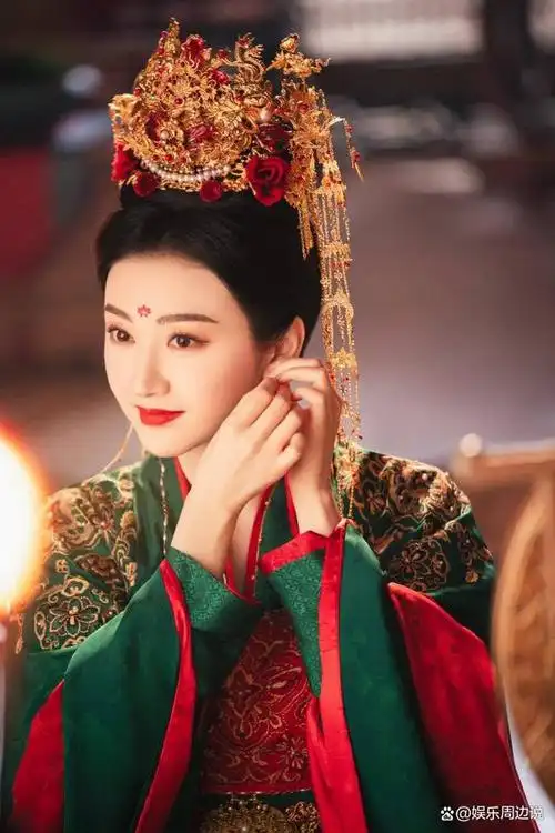 近日,备受关注的演艺圈佳话再次引发热议——景甜古装大婚美图正式释