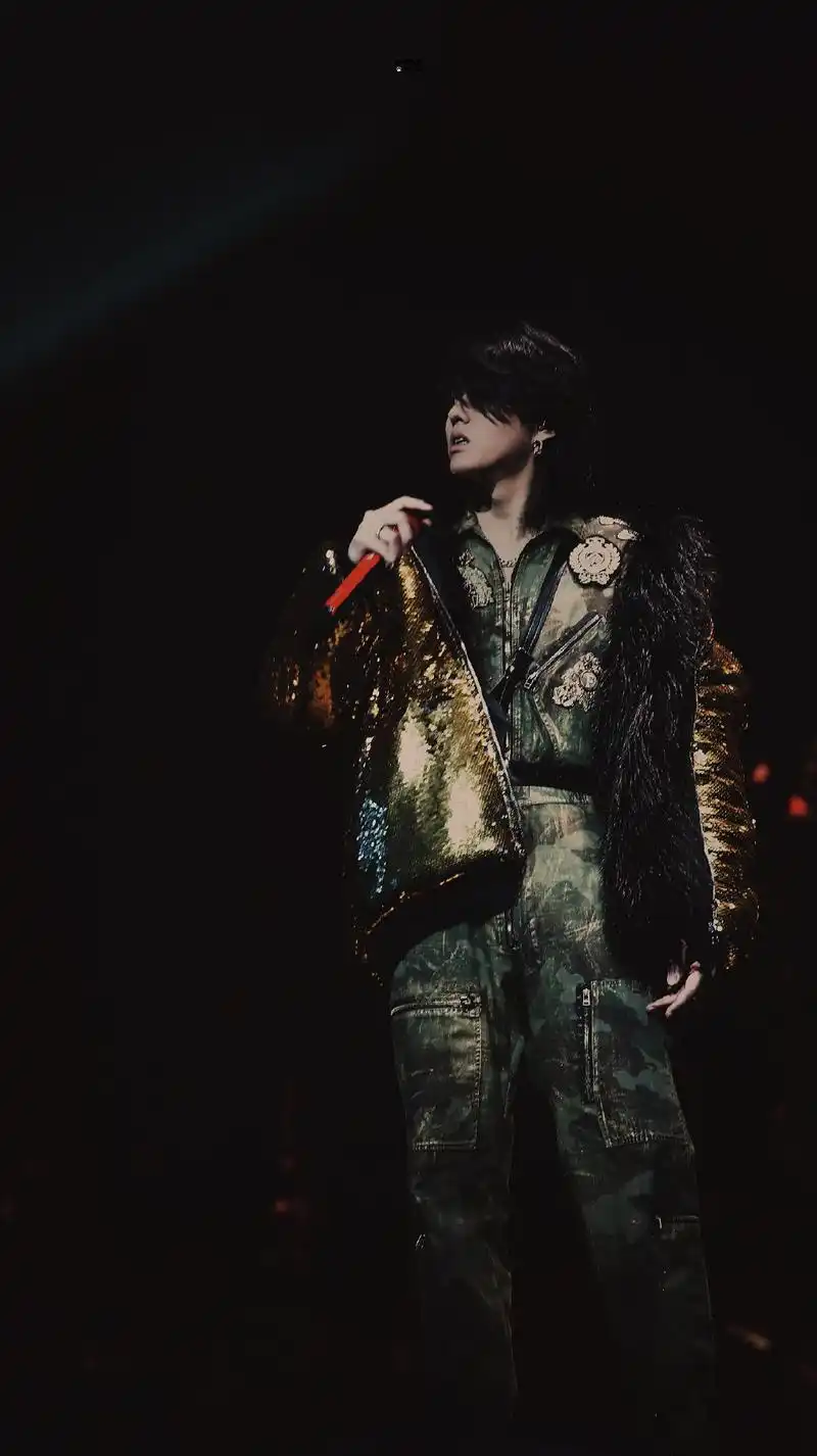 吴亦凡演唱会造型太酷了,超级帅气迷人,舞台上的吴亦凡魅力四射,心动