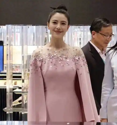 有一种真少女叫高圆圆,穿粉长裙扎丸子头亮相,生图和路人差距太明显