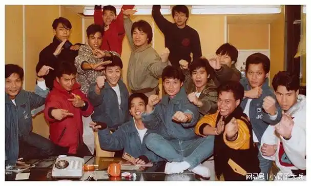 成家班的成员,早期包括成龙,黎强权,火星,周润坚,王坤,唐炎灿等几位