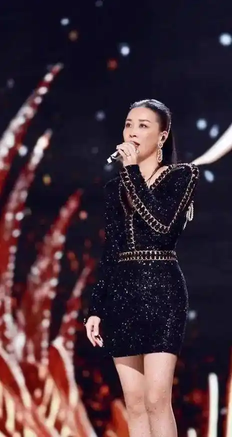 原创刀郎风波一年后那英满脸皱纹像男人好友聚餐喝茅台来消愁