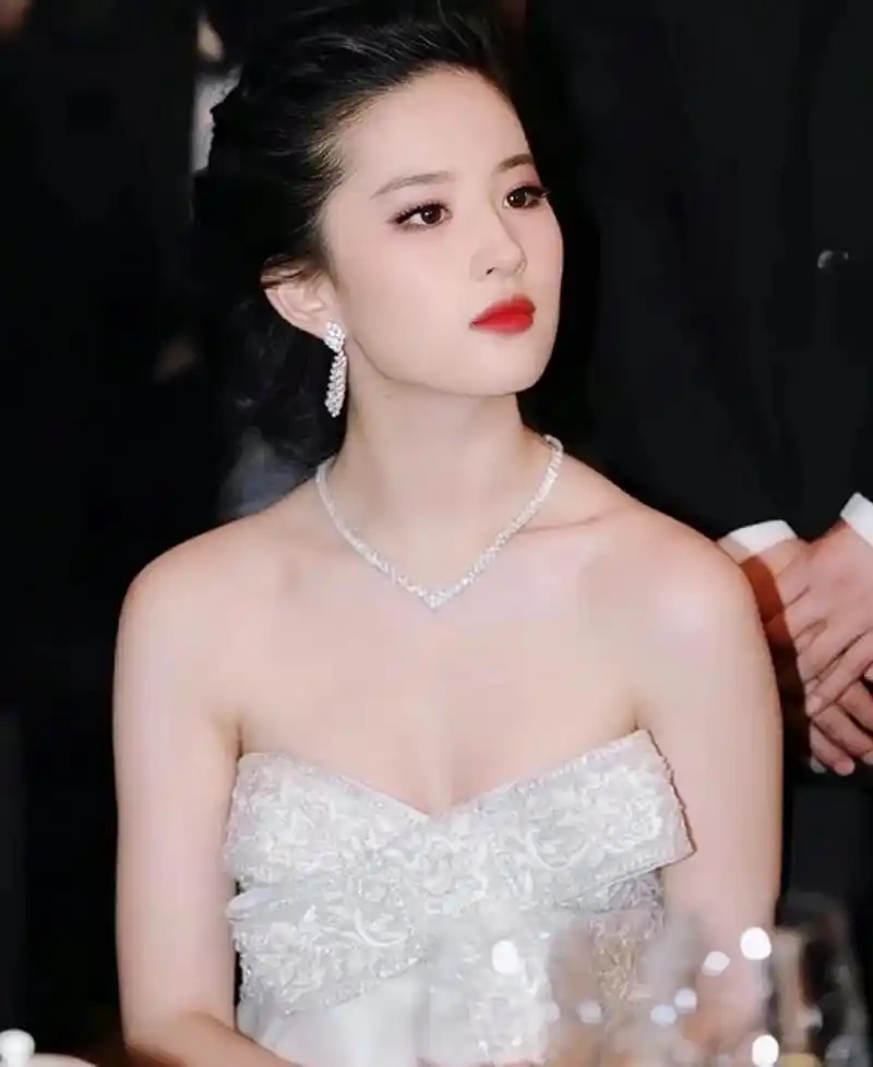 知乎评价刘亦菲真人"她漂亮得很吓人"