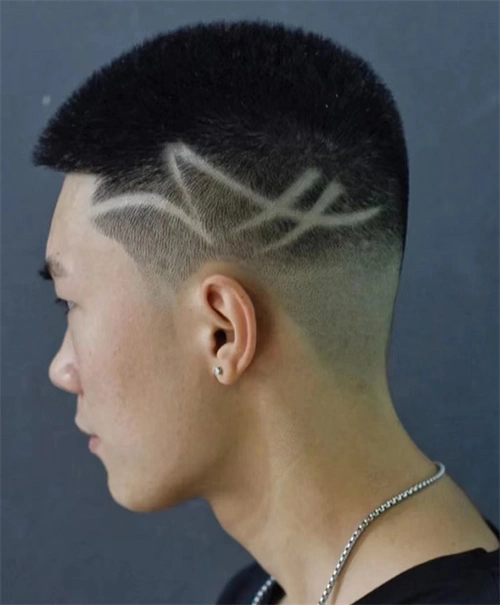 硬汉风格的美式寸头,本就领跑时尚,渐变铲青与雕刻的神助攻,更是养眼.