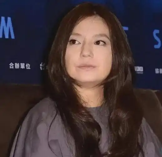 赵薇风波后罕见现身素颜苍老发福明显手臂有伤痕被爆已离婚