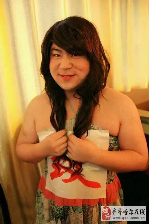 男扮女装的搞笑青年