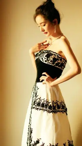 杨幂抹胸刺绣礼服性感写真