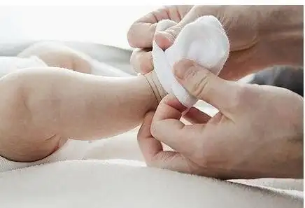 寒冷的冬季到来宝宝的小脚一定要保护好