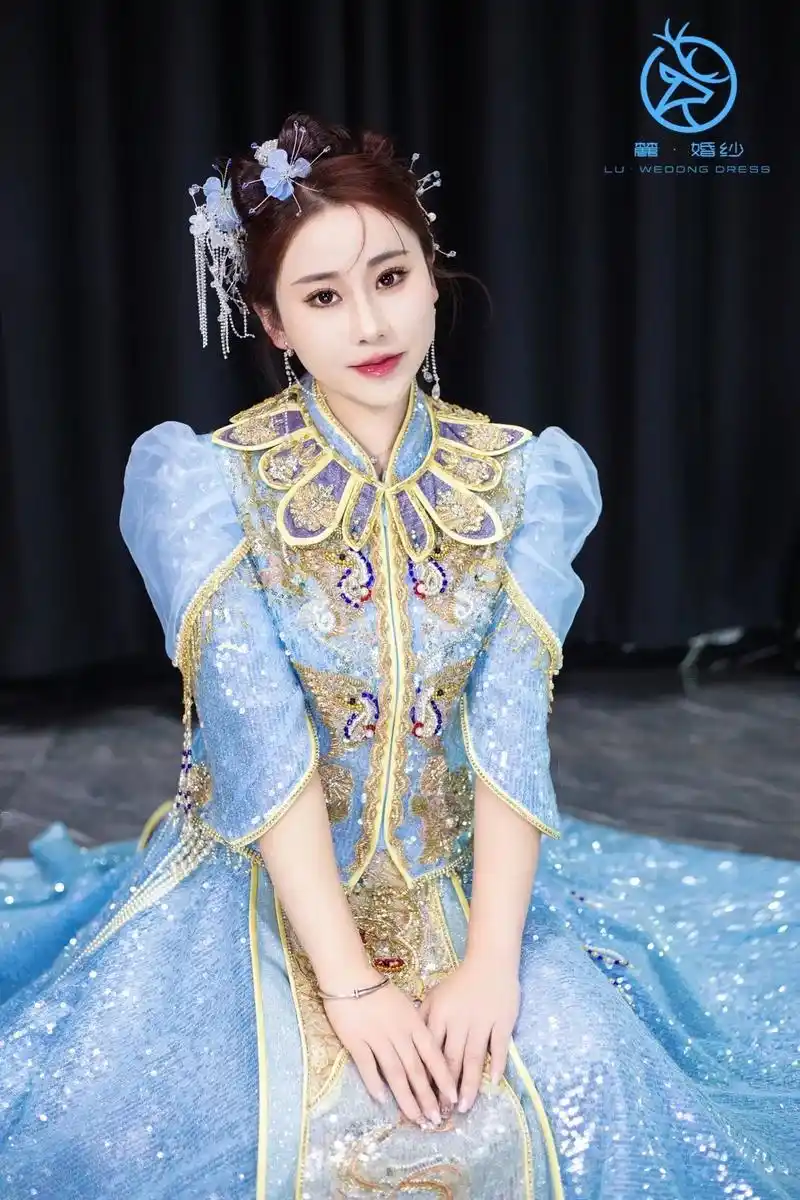 直播作品.冰蓝色妆容衣服分享#新娘头饰 #秀禾服新娘造型 # - 抖音