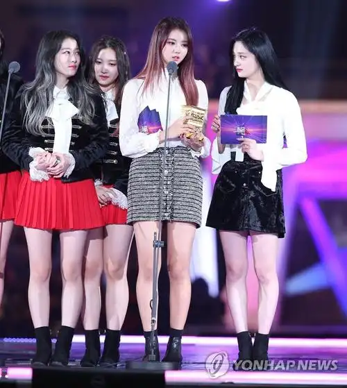 女团pristin在2017年mnet亚洲音乐大奖(mama)日本站颁奖礼上获奖后