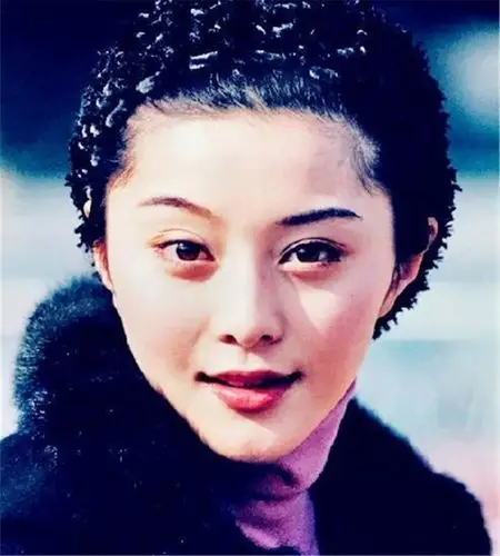 范冰冰21年前的旧照曝光,立刻粉碎了"整容脸"的说法
