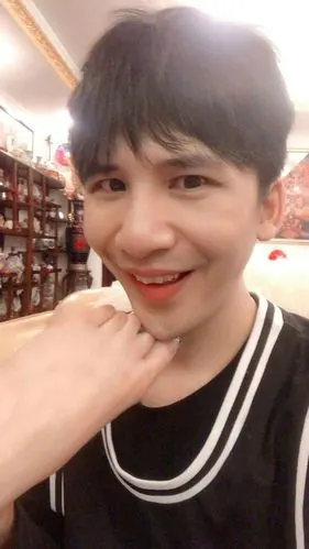 大张伟晒自拍应景微笑日秒变假笑男孩超专业