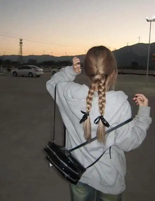 别再披头散发了,春夏流行这4款编发,清爽又减龄