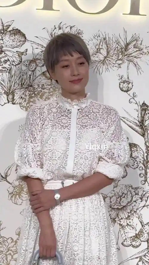 马伊琍 蓝灰短发搭配镂空连衣裙造型 这气质状态如何