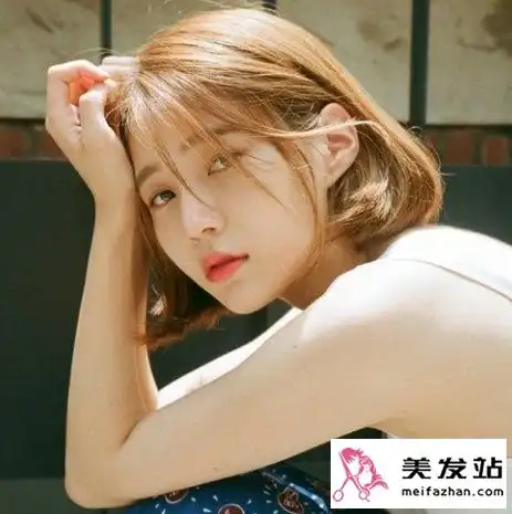 内扣发型怎么剪好看 刘海减龄瘦脸中分彰显知性美_女生短发 - 美发站