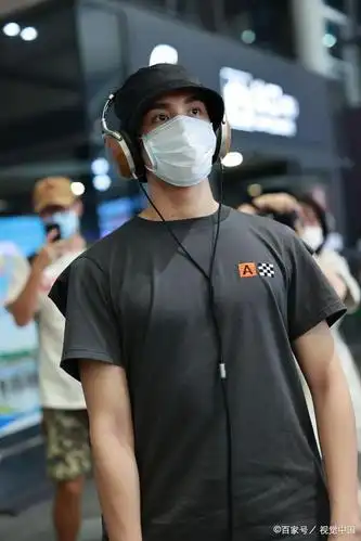 吴磊穿棉t凸显胸肌满屏荷尔蒙 戴耳麦拎超大包凹造型潮到犯规