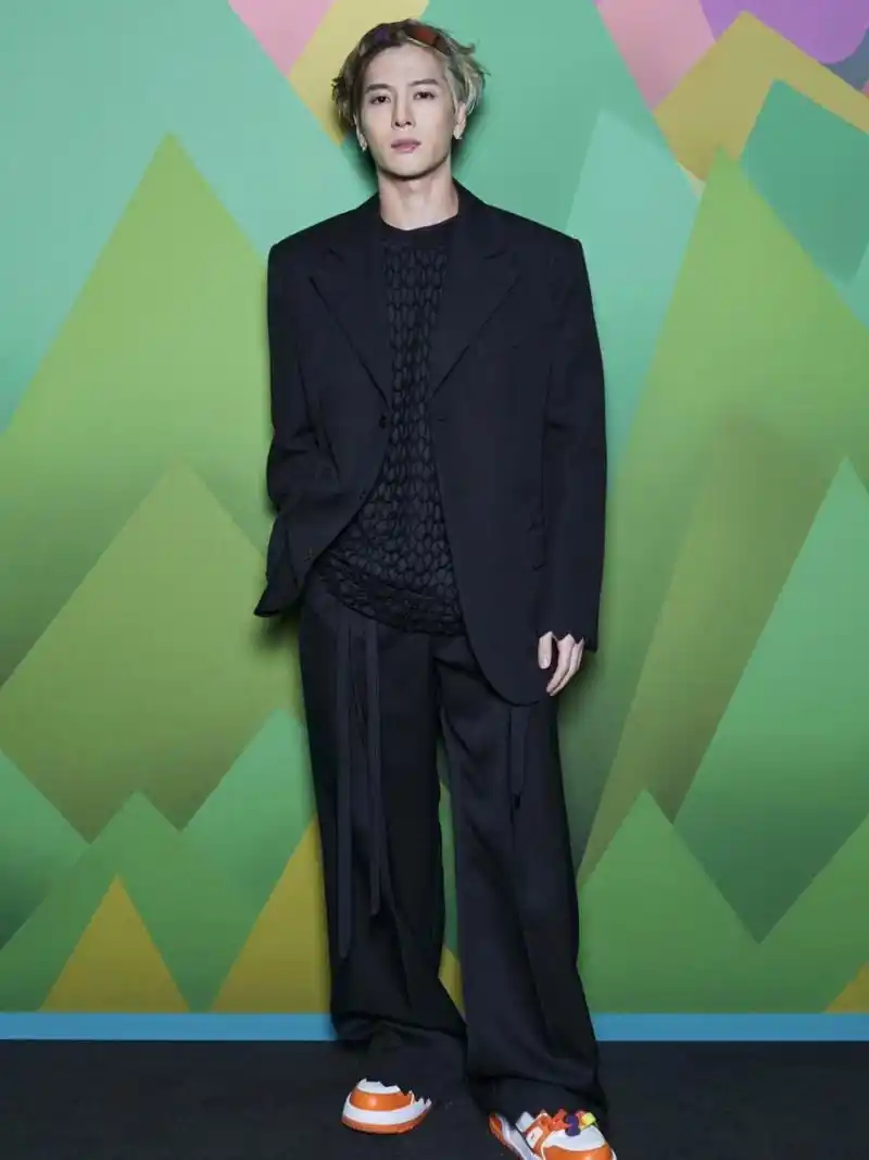 王嘉尔 前往巴黎时装周 lv23秋冬秀场看秀   王嘉尔一身 all black 穿