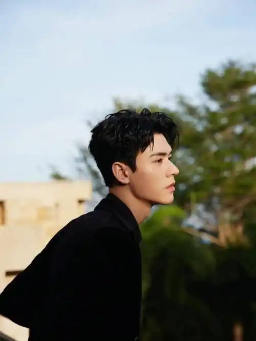 龚俊大学时期旧照流出,看清9年前的素颜状态,是否整容一目了然_明星