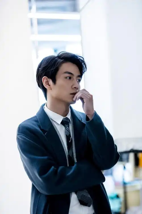 陈晓许耀花絮照##陈晓许耀西装剧照